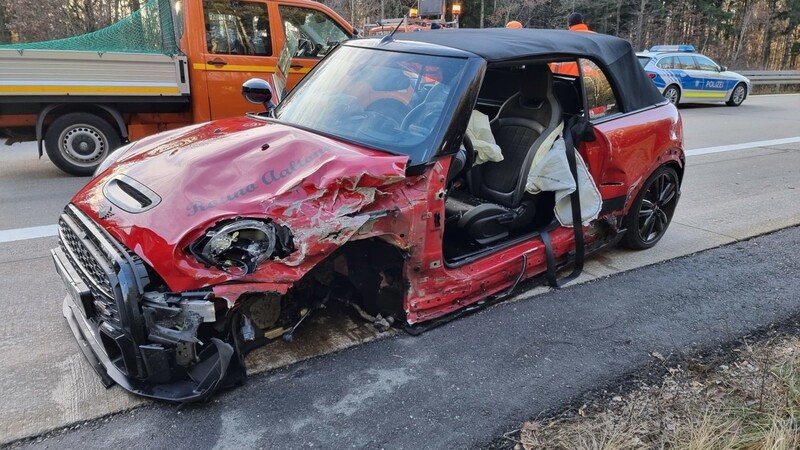 Laut Angaben der Polizei sind an einem Unfall auf der A93 drei Autos beteiligt gewesen.