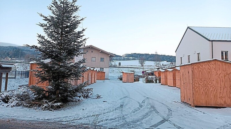 Die Buden auf dem Platz beim neuen Pfarrheim und Bürgerhaus sind bereits aufgebaut. Am Samstag wurden sie vom Blossersberger Keller in Viechtach nach Prackenbach transportiert.