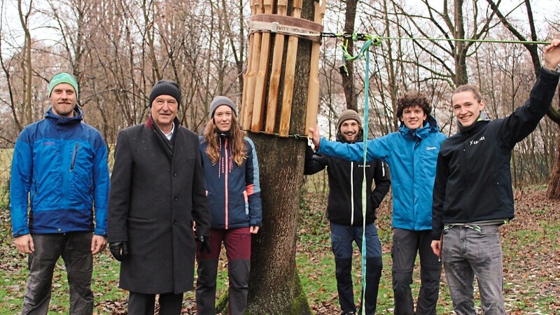 Bürgermeister Ludwig Artinger (Zweiter v.l.) präsentierte mit den Slacklinern das Holzkorsett, dass den Slackline-Sport nachhaltiger machen soll.