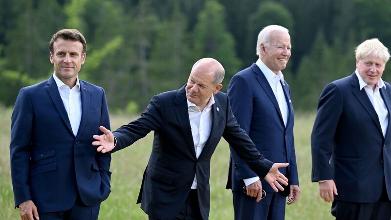 Die Staatschefs stellen sich für das Gruppenfoto während des G7-Gipfels auf Schloss Elmau auf.