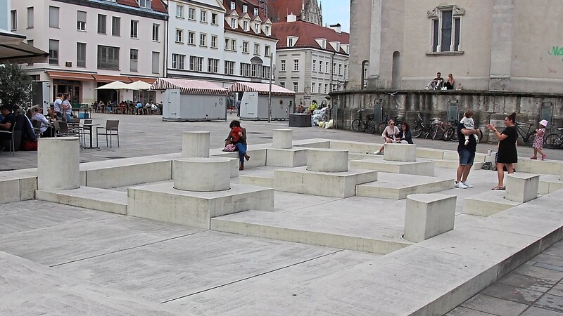 Das Karavan-Kunstwerk auf dem Neupfarrplatz erinnert an die Zerstörung der Synagoge.