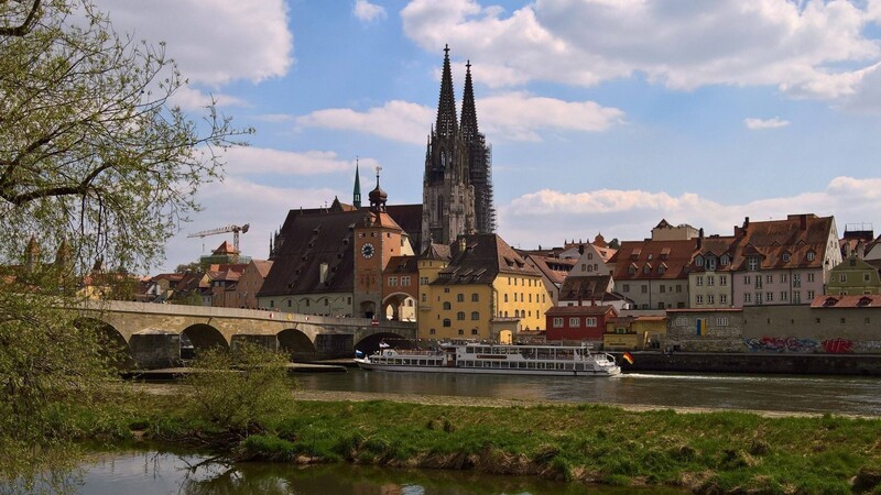 Ein Blich über die Donau entlang der Steinernen Brücke hin zum Regensburger Dom.