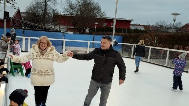 Monika Beham und Stefan Fisch (beide FWG) testeten die Landauer Kunsteisbahn.