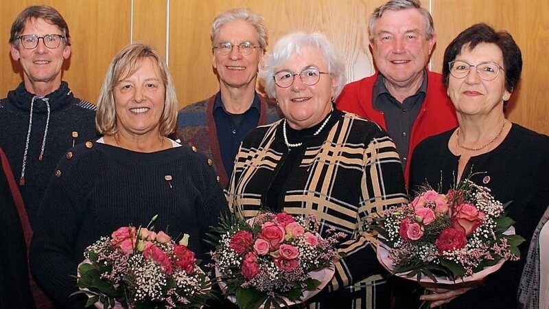 Die Geehrten mit Vorsitzender Rosa Lummer (r.) und zweitem Vorsitzenden Bruno Schicker (3.v.r.).