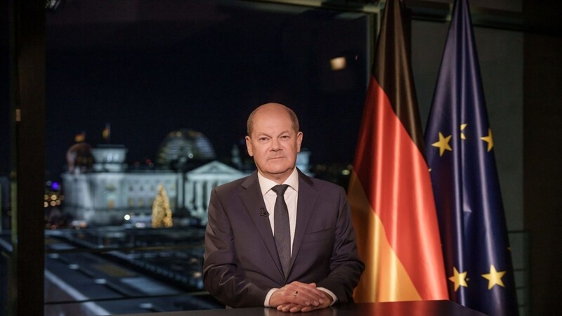 Es gehe "ein schweres Jahr zu Ende", so Kanzler Olaf Scholz. Hier bei der Neujahrsansprache im Kanzleramt.