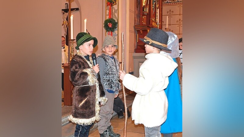 In Bayerbach gestalteten Erstkommunionkinder das Krippenspiel.