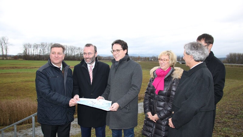 Ortstermin am Polder Steinkirchen: EU-Parlamentarier Manfred Weber (Zweiter von links) gemeinsam mit Landrat Christian Bernreiter und Deggendorfs Oberbürgermeister Dr. Christian Moser.