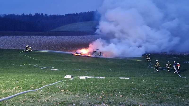 Am Donnerstagmorgen ist ein Wohnmobil auf einer Wiese bei Thannlohe ausgebrannt.