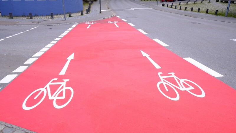 Wie einst Turnierreiter fahren die Radwegsymbole aufeinander zu. Das führt zu Verwirrungen.