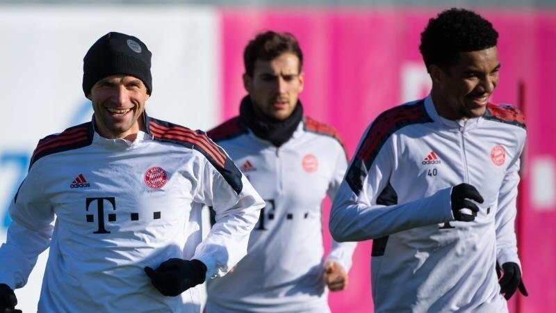 Die Profis des FC Bayern haben mit sechs Siegen eine makellose Vorrunde hingelegt. Heute erfahren sie, mit welcher Mannschaft sie sich im Achtelfinale der Champions League messen müssen.