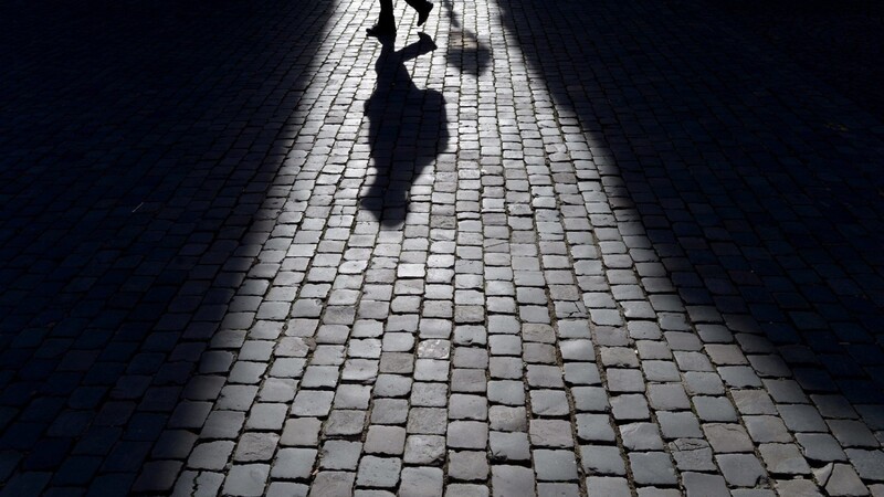 In der Nacht von Samstag auf Sonntag wurde eine 37-jährige Frau im Straubinger Osten von drei unbekannten Männern sexuell genötigt. Ein Passant kam der Frau zu Hilfe. Jetzt sucht die Polizei nach Zeugen. (Symbolbild)