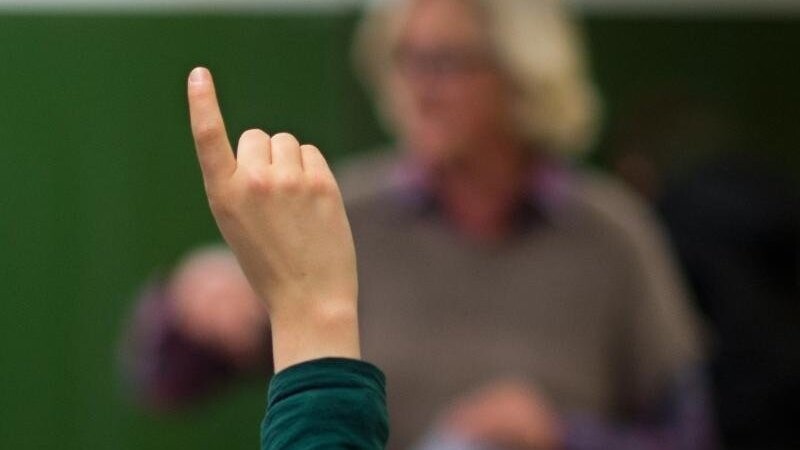 Wegen der unterschiedlichen Impfreihenfolge unter Lehrern regt sich Widerstand in Reihen des Bayerischen Philologenverbandes. Dort leitet man nun rechtliche Schritte ein. (Symbolbild)