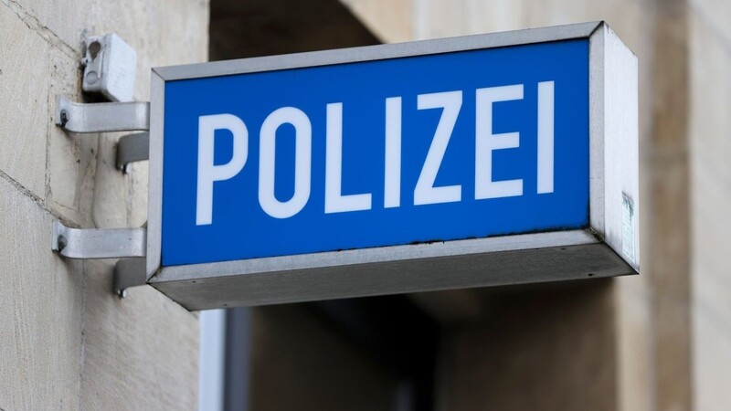 Ein LED-Leuchtkasten hängt an einem Polizeirevier.