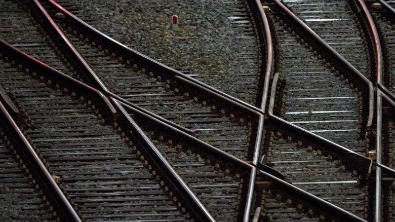 Auf der Bahnstrecke zwischen München und Landshut können am Dienstagmorgen mehrere Züge wegen einer Oberleitungsstörung nicht fahren. (Symbolbild)