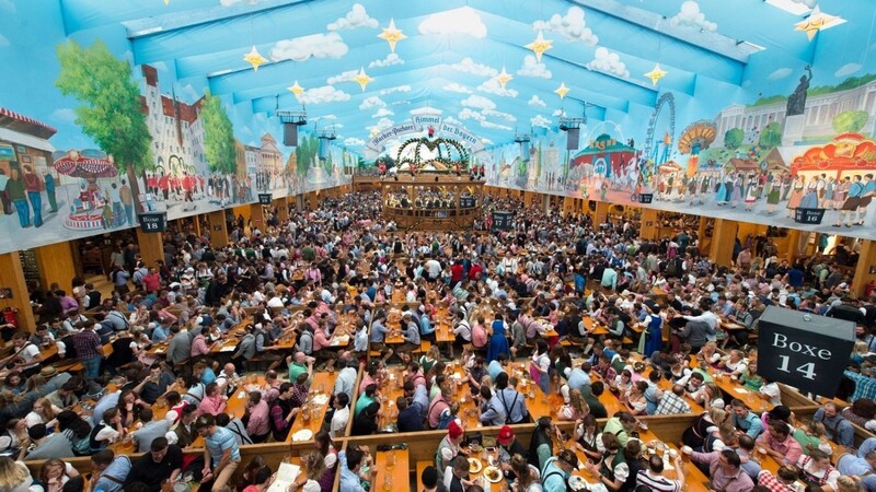 Wiesnbesucher feiern im Hacker Festzelt auf dem Oktoberfest.