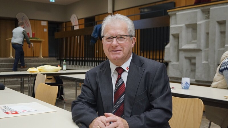 Hans Sarcher als Fraktionssprecher der örtlichen SPD bei einer Sitzung des Stadtrates in der Aula der Mittelschule.