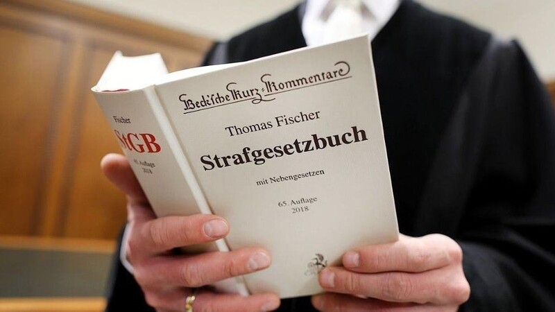 Bedroht, beleidigt und bespuckt haben soll der Angehörige die Pflegerin. Der Angeklagte hat schon 14 Vorstrafen auf dem Konto.