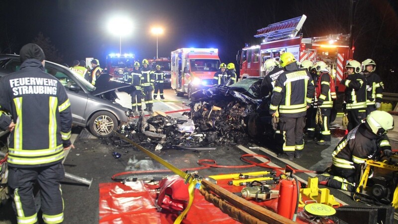 Auf der B20 bei Straubing sind zwei Autos zusammengestoßen.