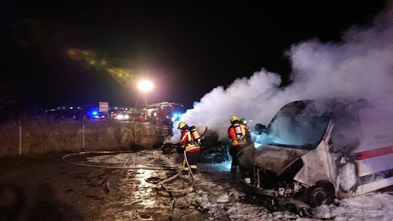 Die Feuerwehr Landshut musste am Montagmorgen drei brennende Autos am Pendlerparkplatz bei der Anschlussstelle Landshut-West an der A92 löschen.