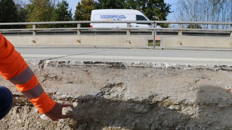 Den Standstreifen der A 92 haben die Bauarbeiter bereits herausgerissen. Die beiden Betonschichten der alten Fahrbahn sind zu sehen .