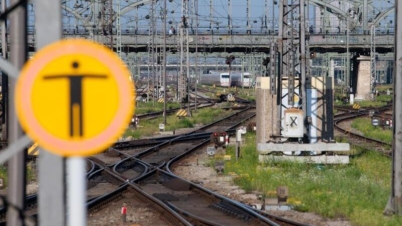 Leere Gleise sind an einem Hauptbahnhof zu sehen.