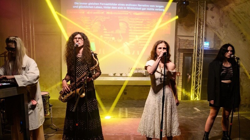 Diana Burkot (l-r), Anton Ponomarev, Maria Aljochina und Olga Borisova beim Konzert in Berlin.