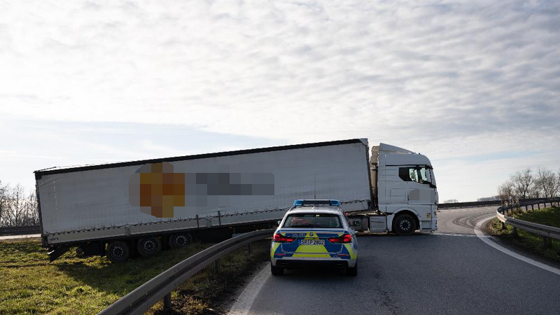 Vermutlich aus Unachtsamkeit kam der Fahrer von der Fahrbahn ab.