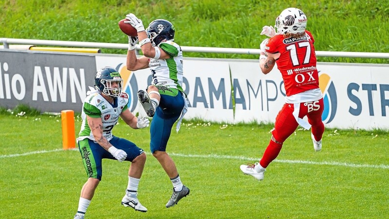 Die Spiders-Verteidigung um Chris McCoy, der hier einen Pass in der eigenen Endzone abfängt (oben), machte gegen Braunschweig weitestgehend einen guten Job. Weil die Offensive aber nur wenig Durchschlagskraft entwickelte, setzte es zum GFL-Saisonstart eine deutliche Niederlage.