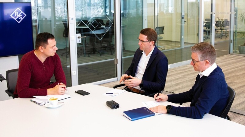 Trafen sich zum Interview in Teisnach: Redaktionsleiter Johannes Bäumel (v.l.), Werkleiter Florian Bielmeier und Thomas Gierl, Leiter Kommunikation und PR bei Rohde & Schwarz Teisnach.