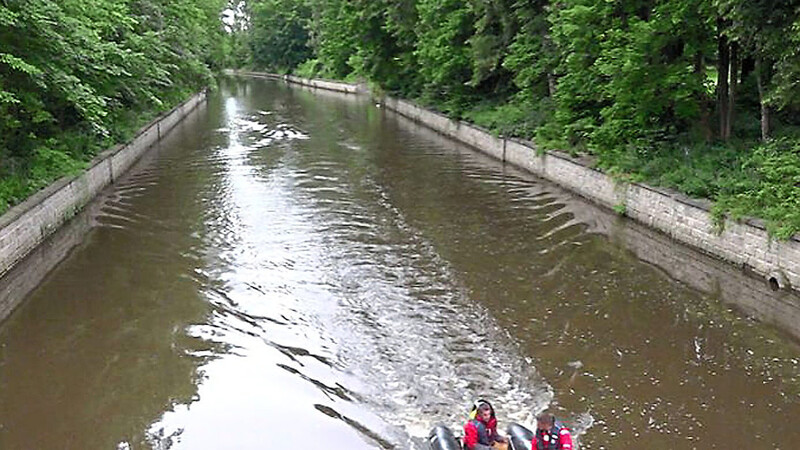 In diesem Flutkanal in Weiden kam es zu dem tragischen Todesfall, der möglicherweise zu verhindern gewesen wäre. Heute will das Landgericht seine Urteile gegen die drei angeklagten Bekannten des ertrunkenen 22-Jährigen verkünden.