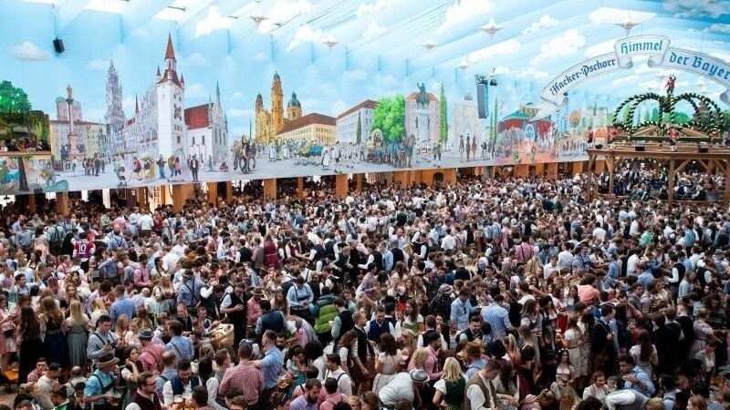 Ein Oktoberfest mit Abstand und Maske ist für den Münchner Wirtschaftsreferent Clemens Baumgärtner (CSU) und Wiesn-Chef nicht vorstellbar. (Symbolbild)