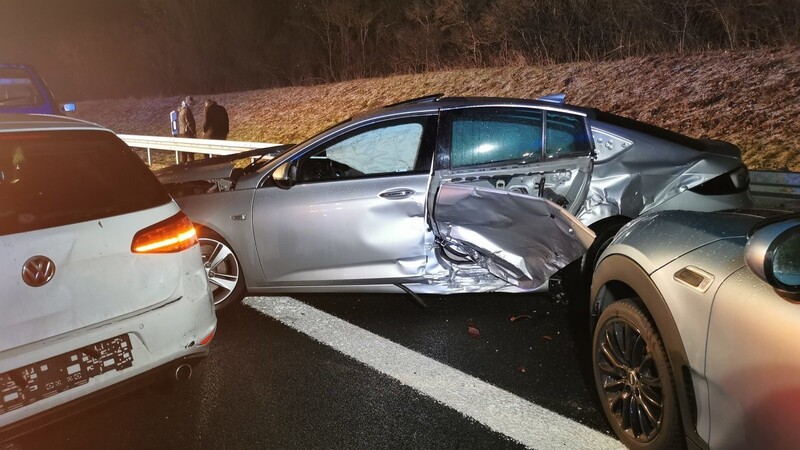 In eine Karambolage verwickelte Autos stehen auf der Autobahn 6 (A6). Neun Autounfälle haben sich auf der Autobahn 6 bei Amberg in der Oberpfalz wegen Straßenglätte ereignet.