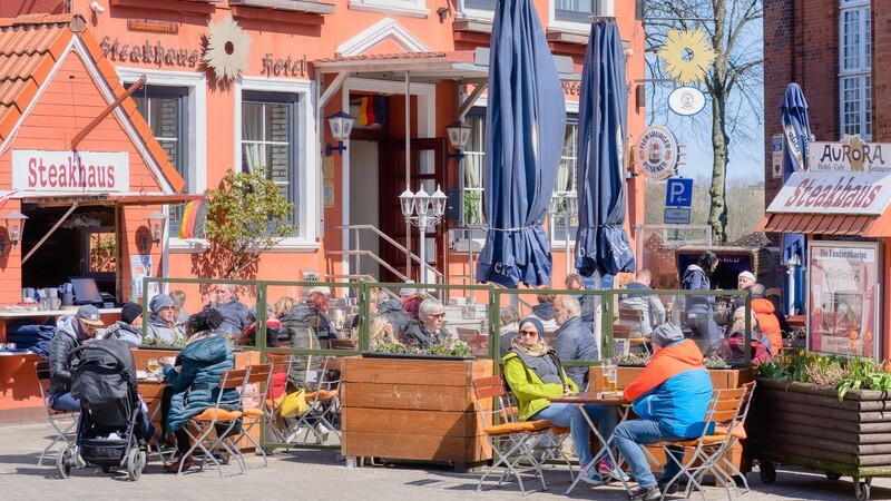 In Landkreisen und kreisfreien Städten mit einer stabilen Sieben-Tage-Inzidenz unter 100 dürfen dann die Außengastronomie - und zwar bis 22.00 Uhr -, Theater, Konzert- und Opernhäuser sowie Kinos öffnen (Symbolbild).