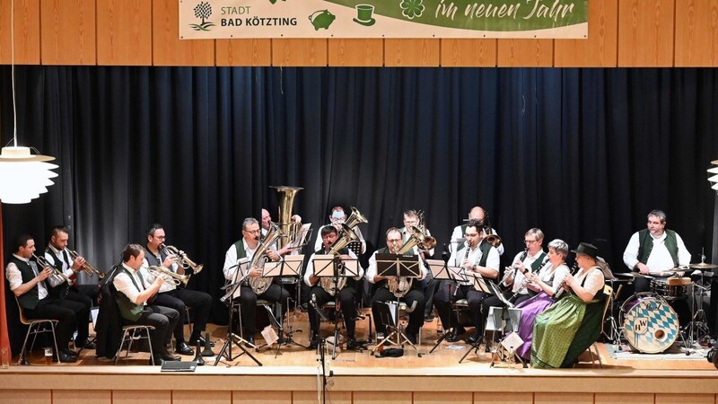 Die Blaskapelle Weißenregen unter Leitung von Hans Ramsauer (5.v.l.) gestaltete ein stimmungsvolles Neujahrskonzert mit feiner Blasmusik aus Bayern, Böhmen und Österreich.