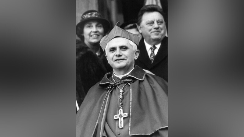 ARCHIV - Der damalige Kardinal Joseph Ratzinger, verabschiedet sich am 28. Februar 1982 auf dem Münchener Marienplatz von den Gläubigen, im Hintergrund sind Bayerns Ministerpräsident Franz Josef Strauss (CSU) und seiner Frau Marianne zu sehen (Archivfoto vom 28.02.2007). Papst Benedikt XVI wird am 16. April 80 Jahre alt. Foto: Wirginings dpa (zu dpa:"Papst Benedikt XVI. gibt Pontifikat am 28. Februar auf") +++ dpa-Bildfunk +++