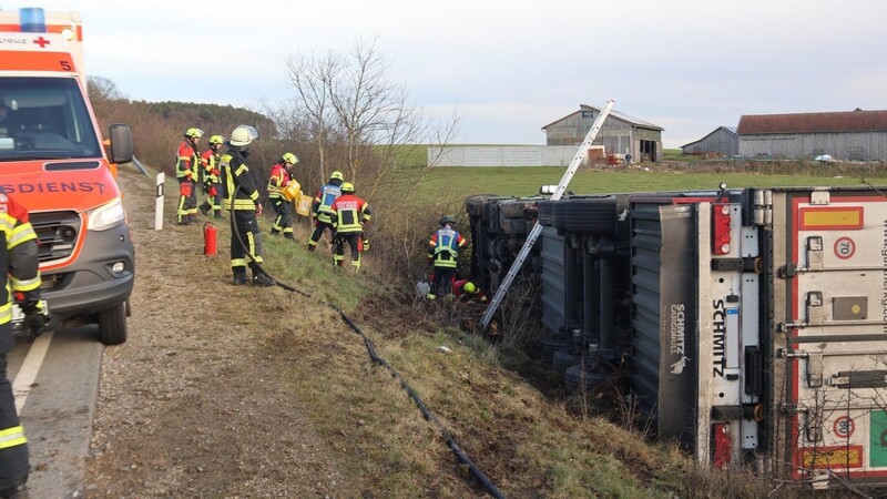 Auf Höhe Straßhof fuhr der rumänische Fahrer mit seinem in Österreich zugelassenen Sattelzug nach rechts von der Fahrbahn die Böschung hinab. Der Lastwagen kippte zur Seite und musste im Laufe des Montagabends mit einem Kran geborgen werden.