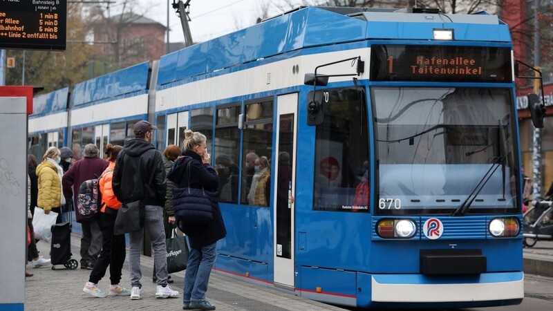 Das 49-Euro-Ticket ist Thema bei der heutigen digitalen Verkehrsministerkonferenz.