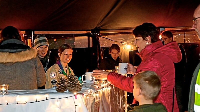 Am Getränkestand der Pfadfinder wurde bei der "wirklich letzten Weihnachtsfeier" vornehmlich Glühwein ausgeschenkt.