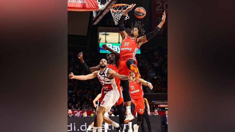 Oben auf: Freddie Gillespie (am Ball) und die Bayern überraschen gegen Baskonia.