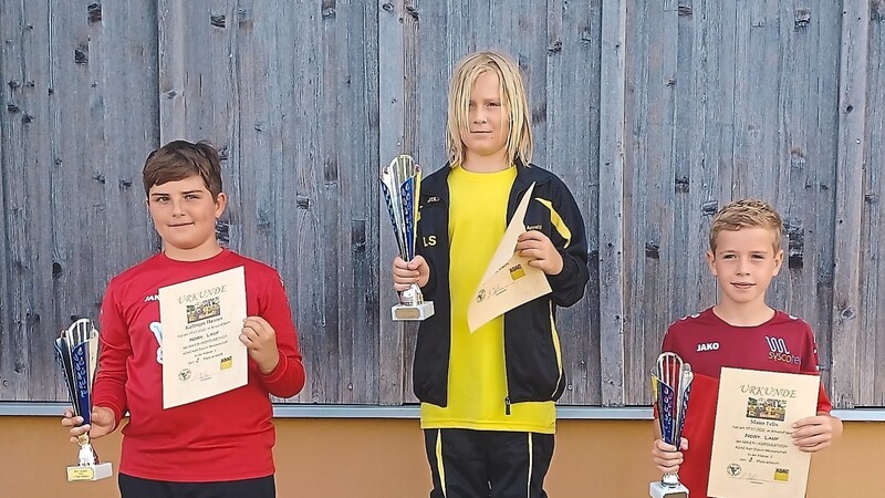 In der Wertung K2 setzte sich Luca Schwarz (Mitte) vom Ausrichter MSC Arnstorf mit zwei fehlerfreien Wertungsläufen gegen den zweitplatzierten Hannes Kallinger (l.) und Felix Maier, beide vom KC Eggenfelden, auf Rang drei durch.