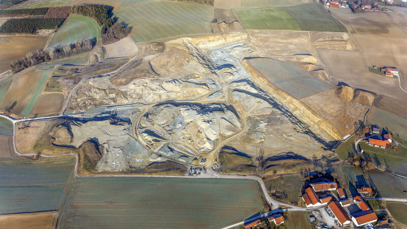 Die Bentonitgrube bei Binsham in der Gemeinde Tiefenbach ist längst verfüllt, jetzt steht dort ein Solarpark.  Foto: Klaus Leidorf