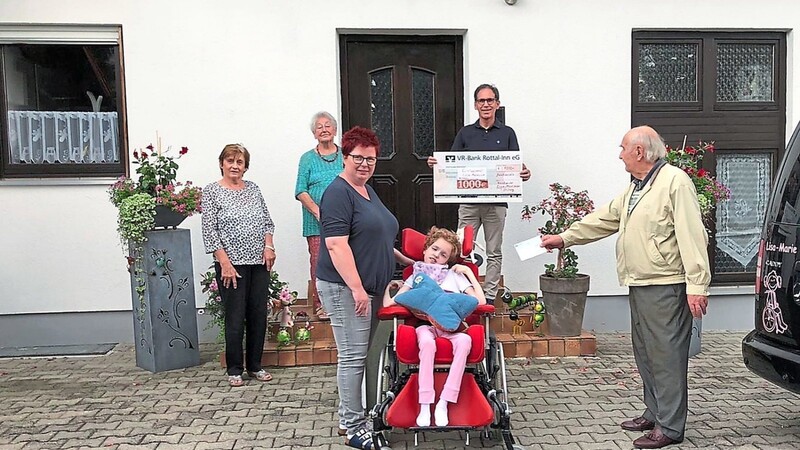 Ramona Lück dankt im Namen von Tochter Lisa-Marie, Albert Huber (v.r.), Stifter und Vorsitzender der Stiftung, stellvertretenden Vorsitzenden Manfred Bacher, Annemarie Hecker und Gertraud Weinmeier (Stiftungsrat).