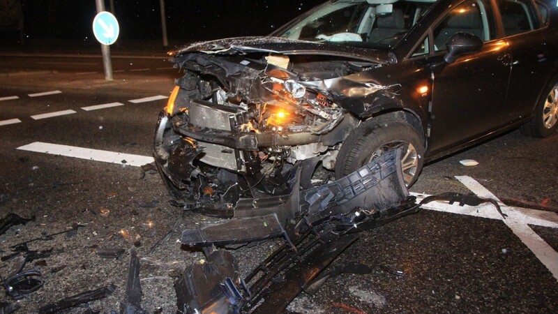 In der Galgenbergstraße ist es am Montagabend zu einem heftigen Crash gekommen, bei dem drei Menschen verletzt wurden.