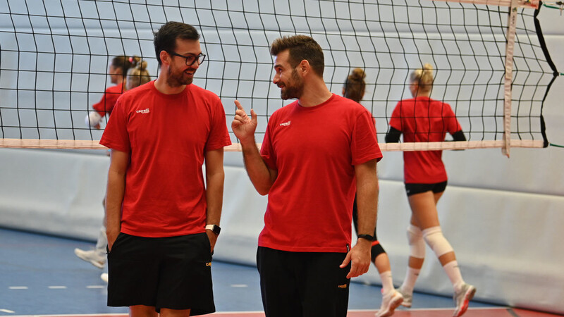 Chefcoach Florian Völker (links) und Co-Trainer Akis Efstathopoulos (rechts) beim Training.