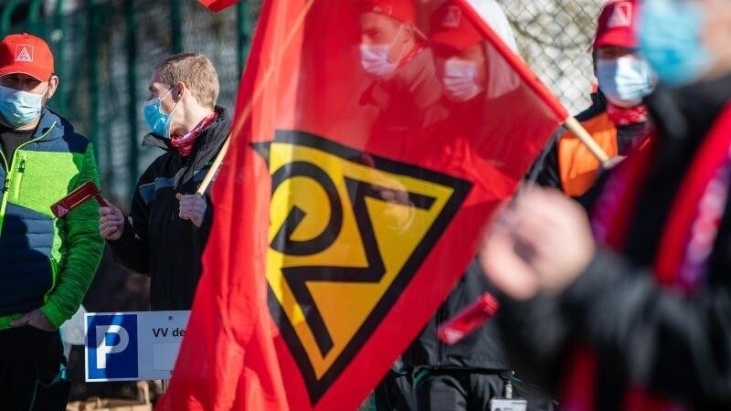 Eine Protestkundgebung der IG Metall. Foto: Christoph Schmidt/dpa