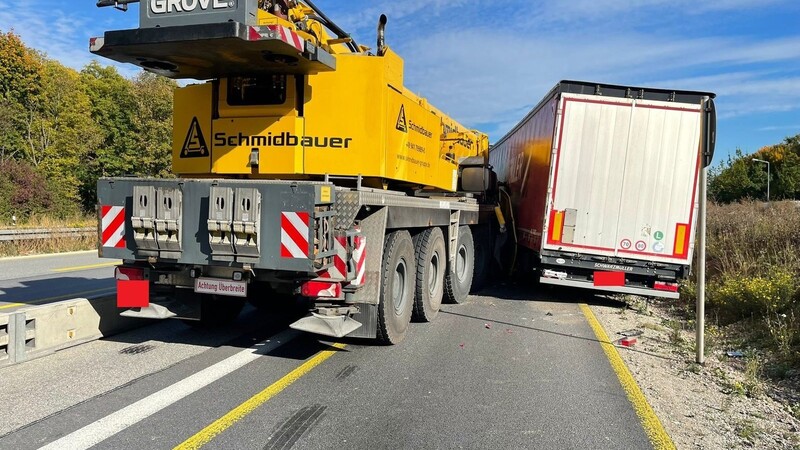 Wegen der Kollision bildete sich auf der A3 ein langer Stau. Um den Autokran abzuschleppen, musste schweres Gerät anrücken.