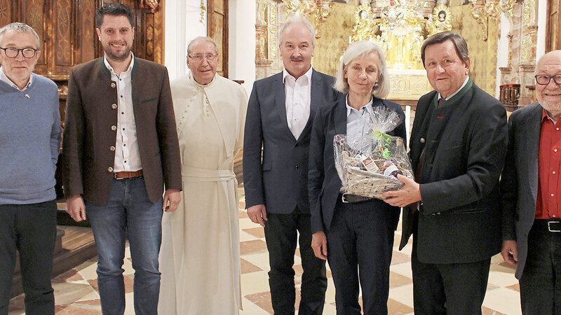 Bernhard Suttner, stellvertretender Landrat Andreas Aichinger, Generalabt Thomas Handgrätinger sowie Bürgermeister Helmut Haimerl, Alfred Reisinger und Wolfgang Folger (v .l.) überreichten Referentin Prof. Ursula Münch einen Präsentkorb als Dank für den unentgeltlichen Vortrag.