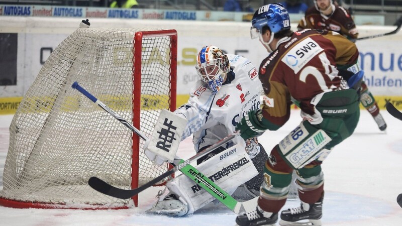 Fünf Gegentreffer musste Matt Climie im bayerischen Derby bei den Augsburger Panthern hinnehmen. In dieser Szene erzielt T.J. Trevelyan das 1:0.