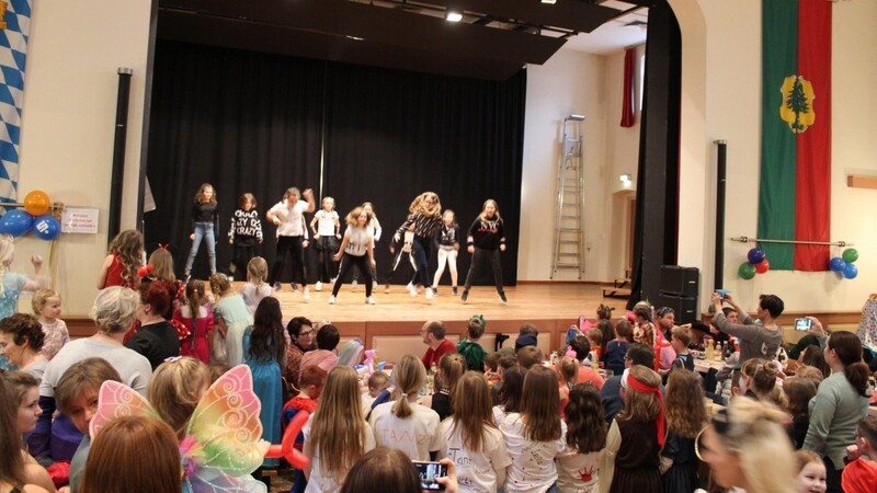 Die Youth Club Dancers hatten viele junge Zuschauer.