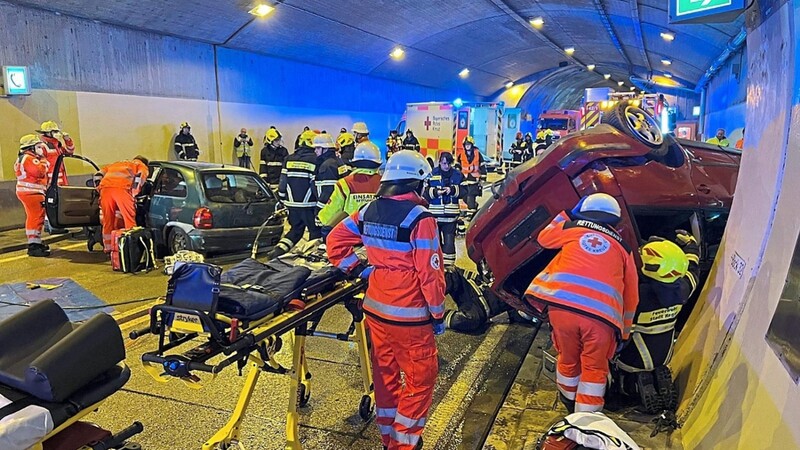 Trotz der beengten Verhältnisse im Tunnel arbeiteten die Einsatzkräfte der Feuerwehren Regen, Schweinhütt und Weißenstein sowie vom BRK-Rettungsdienst aus Zwiesel, Bodenmais, Regen und Untermitterdorf das Übungsszenario routiniert und diszipliniert ab.